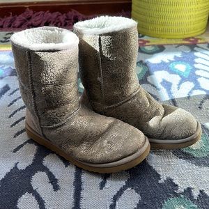 Uggs limited Edition throw back!! Gray w silver embossed..size 9